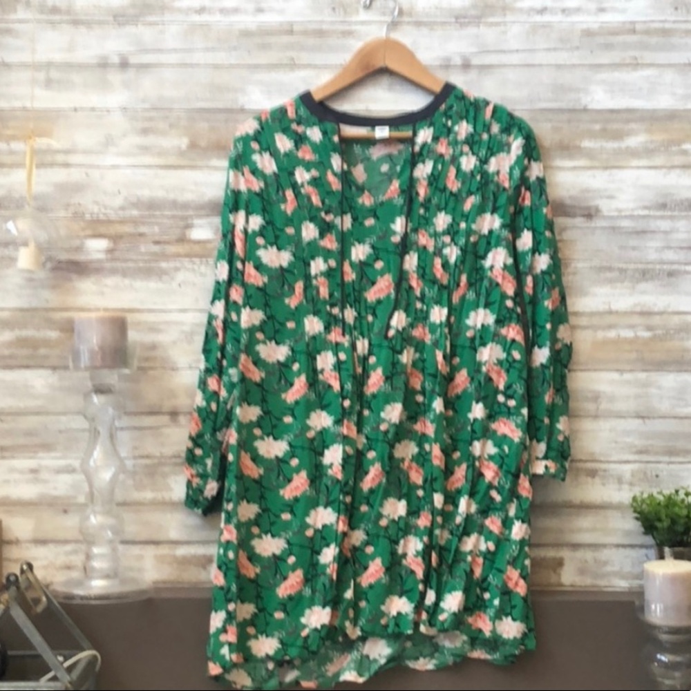 Old Navy v-neck tie Floral Tunic with pleats green